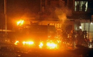  DEMO BBM: 4 Mobil polisi dibakar, ratusan pendemo & polisi luka