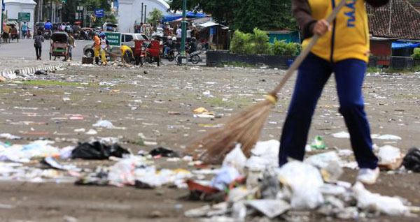  Sampah demo BBM di Gedung Sate dibersihkan