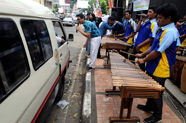  FOTO: Siswa SMA Pasundan 2 hibur sopir angkot dengan angklung