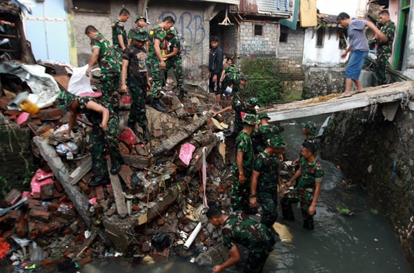  FOTO: Warga dan TNI bersihkan sisa banjir di Kosambi