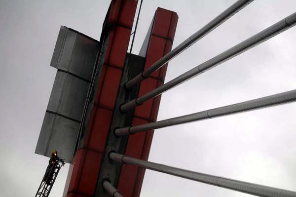  FOTO: Pelat penahan kabel tiang jembatan Pasupati hampir lepas