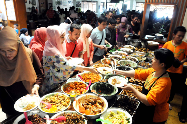  FOTO: Libur panjang Paskah, wisatawan berburu kuliner di Bandung