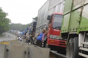  Truk terperosok macetkan jalur Garut-Bandung