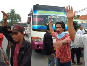  Massa ormas ini satroni kantor leasing di Garut