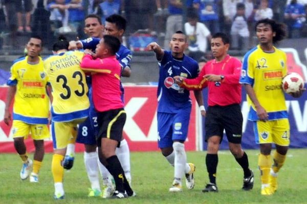  FOTO: Baku hantam pada laga Persib-Gresik United