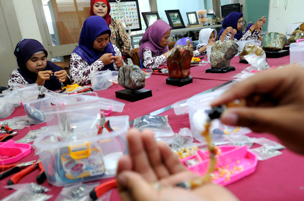  FOTO: Penyandang cacat ikuti pelatihan kerajinan