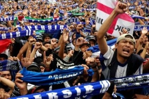  Pedagang aksesori marema ketika Persib Bandung tanding