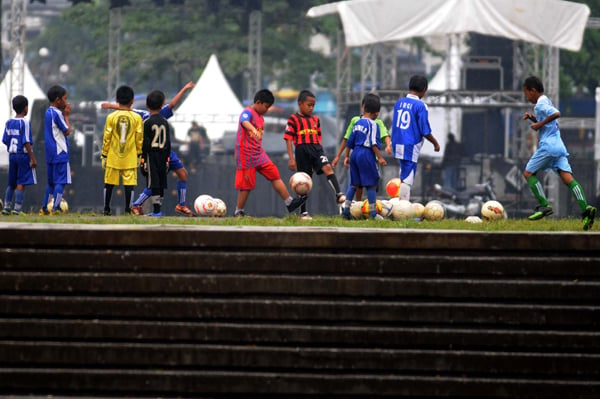  FOTO: Anak-anak berlatih sepak bola di lapangan paving-block Gasibu 