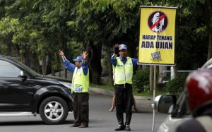  Di Bandung, siswa ini ikut ujian nasional dengan kawalan polisi