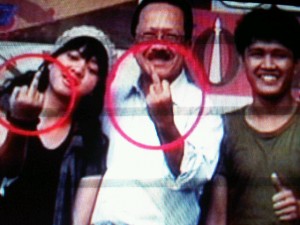  Foto 'jari tengah' Foke undang cacian di Facebook & Twitter