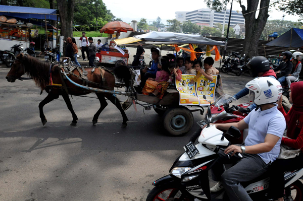  FOTO: Hari Kartini di Bandung, anak-anak naik delman hias 