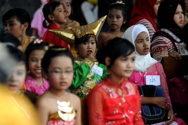  FOTO: Peringati Hari Kartini, anak-anak ikuti lomba busana daerah di Bandung