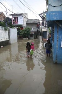  BANJIR BANDUNG: Warga Sayati khawatir perabotan rumah terendam