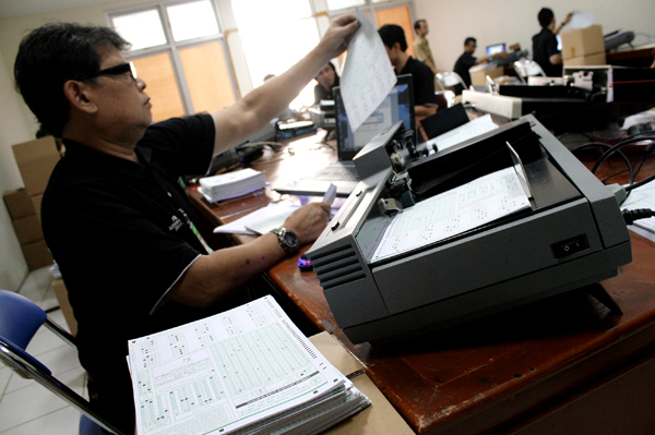  FOTO: Petugas memeriksa keaslian lembar jawaban UN SMP di Bandung