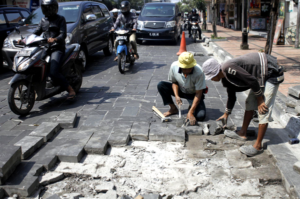  FOTO: Batu andesit Jalan Braga diganti
