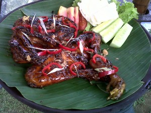  KULINER: Ayam bakar gosong khas The Green Forest Resort ini gurih banget!