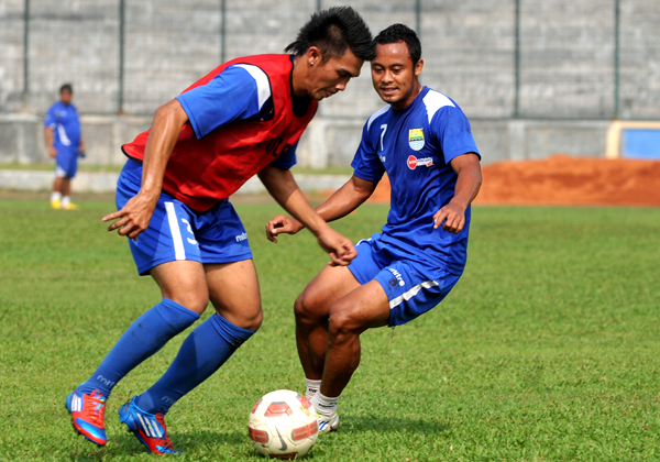  FOTO: Robby poles skuad Persib dengan latihan fisik dan game internal