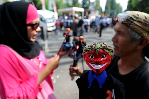  FOTO: Mengais rejeki berjualan wayang di CFD Dago