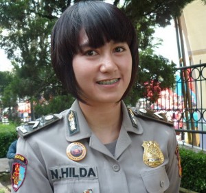  POLISI CANTIK ini sangat ahli redam kerusuhan, Percaya?