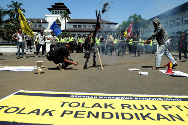  FOTO: Peringati Hardiknas, mahasiswa hancurkan boneka 'SBY-Boediono'