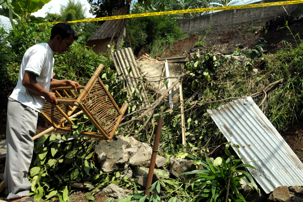  FOTO: Benteng ambrol timpa rumah, satu tewas