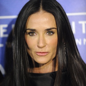  DEMI MOORE ganti akun Twitter @MrsKutcher jadi @justdemi