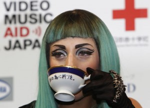  LADY GAGA raup 6 juta yen dari lelang cangkirnya