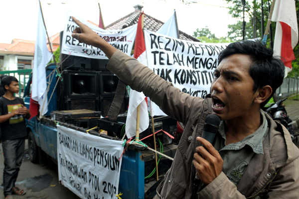  FOTO: Mantan karyawan PT DI demo di PN Bandung