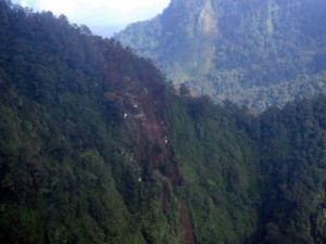  SUKHOI JATUH: Pesawat ditemukan di pinggir tebing