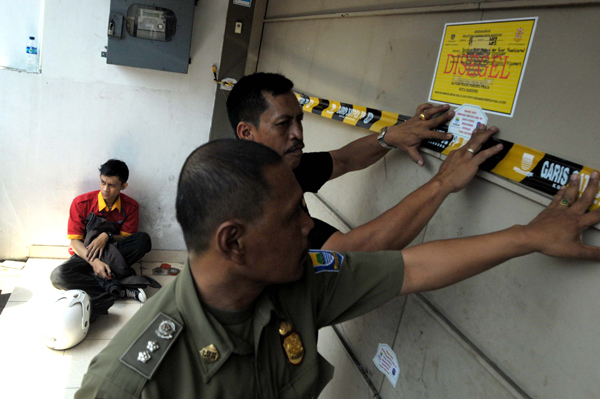  FOTO: Satpol PP Kota Bandung segel minimarket ilegal