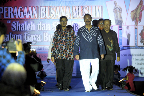  FOTO: Pejabat Jabar bergaya di catwalk Unisba