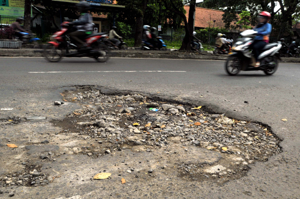  FOTO: Jalan nasional di Bandung rusak, hambat perhubungan dan transportasi dalam kota