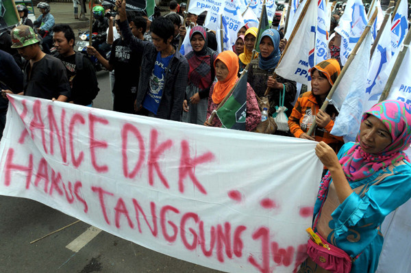  FOTO: Warga Indramayu demo Yance di Gedung Sate minta bereskan ‘PR’