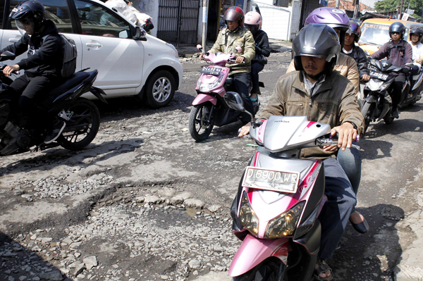  FOTO: Warga Cibaduyut Kabupaten Bandung keluhkan jalan rusak di perbatasan