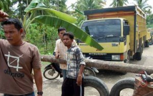  Warga akan hadang truk galian c Galunggung