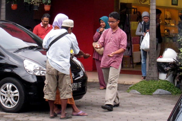  FOTO: Long weekend, wisatawan membeludak, pengemis ramai di Bandung