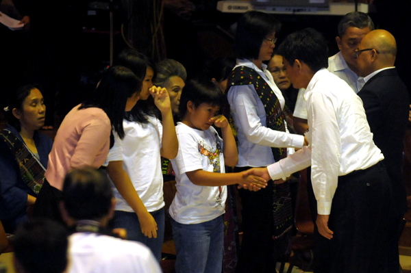  FOTO: Suasana haru saat penyerahan jenazah Kornel di PT DI 