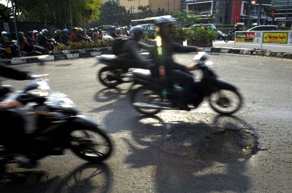  FOTO: Warga Bandung keluhkan jalan rusak