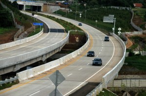  JALAN TOL: Pertumbuhan di Indonesia lamban