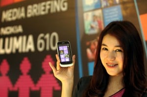  Nokia Lumia 610 menyapa pengunjung mal Paris Van Java