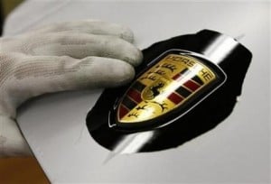  PORSCHE berpelat nomor TNI ini menuai kecaman