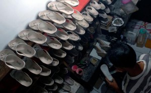  Penjualan Sandal Cibaduyut Kuartal I/2012 Turun 40%