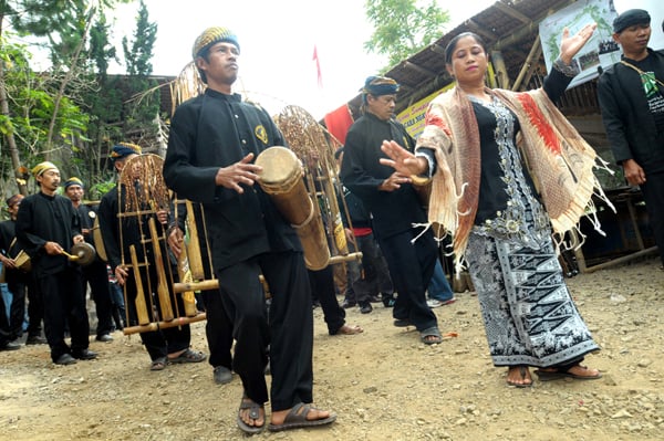  FOTO: Kesenian Kampung Adat Ramaikan Festival Budaya Masyarakat Sunda di Pasir Impun
