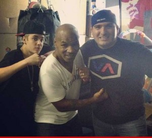  JUSTIN BIEBER Pukul Paparazzi Usai Latihan Bareng Mike Tyson?