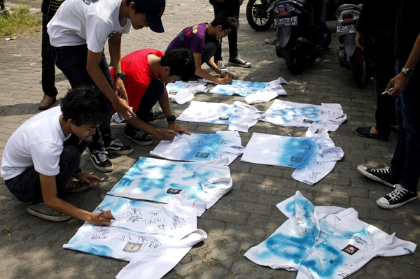  FOTO: 'Kenang-kenangan' Lulus UN, Pelajar SMA BPI 1 Lakukan Aksi Corat-Coret