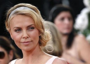  CHARLIZE THERON Merasa Tua, Tapi Belum Mau Operasi Plastik