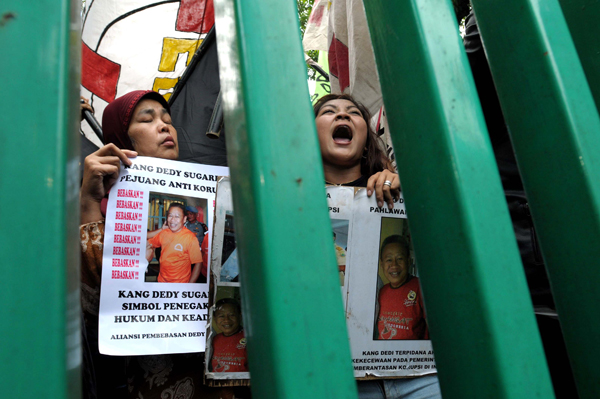  FOTO: Massa Pendemo Minta Pembacok Jaksa Sistoyo Dibebaskan