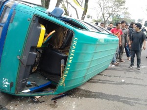  TABRAKAN MOBIL: 1 Tewas, 4 Luka Serius