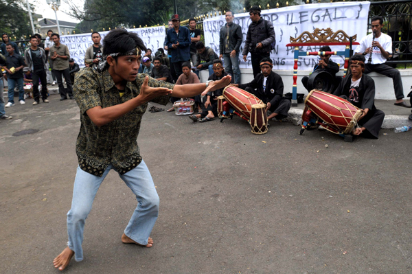  FOTO: Demonstran Tangkuban Parahu Gelar Pencak Silat