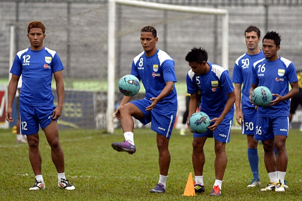  FOTO: Jelang Lawan Persisam, Robby Ingatkan Pemain Jaga Emosi